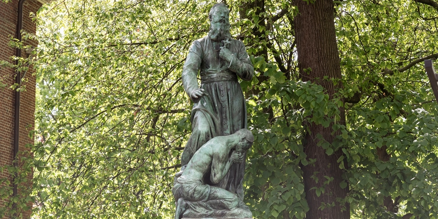 Standbeeld van Pater De Deken op de Bist Standbeeld van Pater De Deken op de Bist